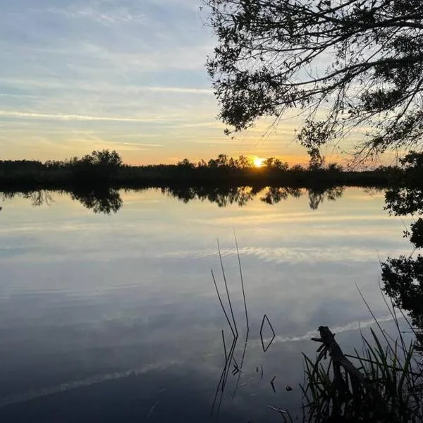 Beautiful Waterfront 1 bedroom #4, hotel in Punta Gorda
