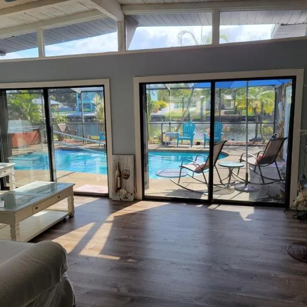 WaterFront Mid Century Cottage - Close to beach - 2 BR 3 BA, hotel in Apollo Beach