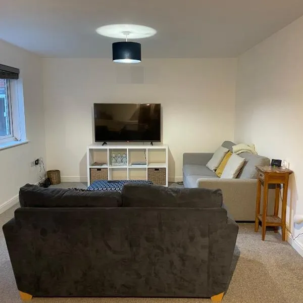 Large 2 bedroom apartment, 4 beds one 1 en-suite, Free parking Nr Chelt Elmore and Quays, hotel v destinaci Gloucester