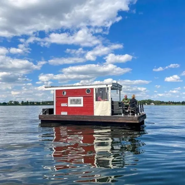 Hausfloßvermietung auf der Peene am Kummerower See in Mecklenburg Vorpommern 15 PS, hotel v destinaci Dargun