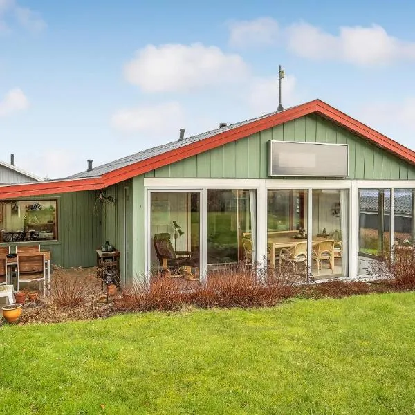 3 Bedroom Lovely Home In Bjert, hotel v destinaci Binderup Strand