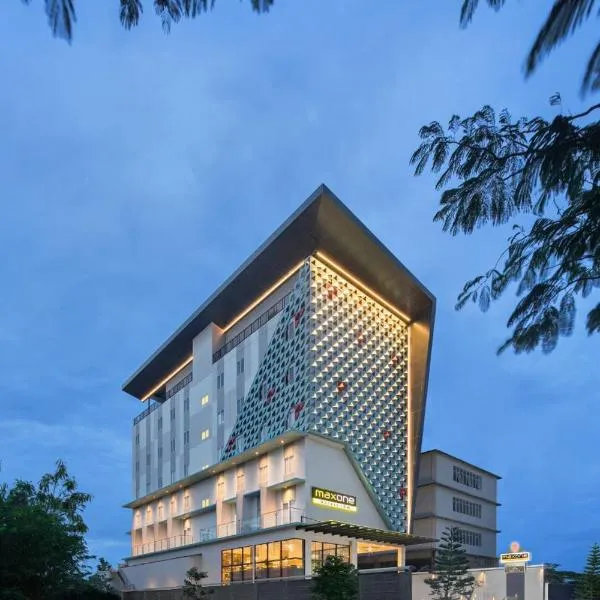 MaxOneHotels at Kota Harapan Indah-Bekasi, hotell i Bekasi