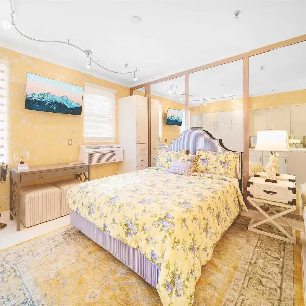 Renovated studio in the heart of Palm Beach - free parking, security box, hotel in Palm Beach