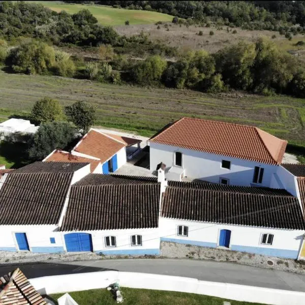 Azoia 10 - Casas de Campo & Hostel, hotel in Calhariz