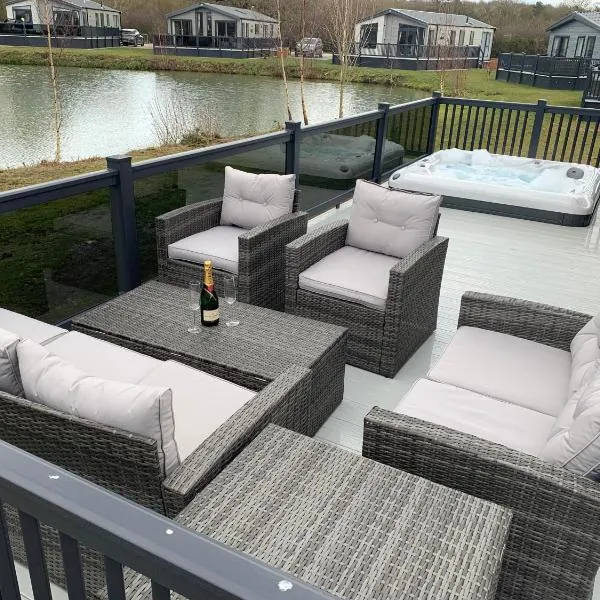 Bay Tree Lodge: Lakeside lodge w/hot tub & cinema surround sound, hotel in Woodhall Spa