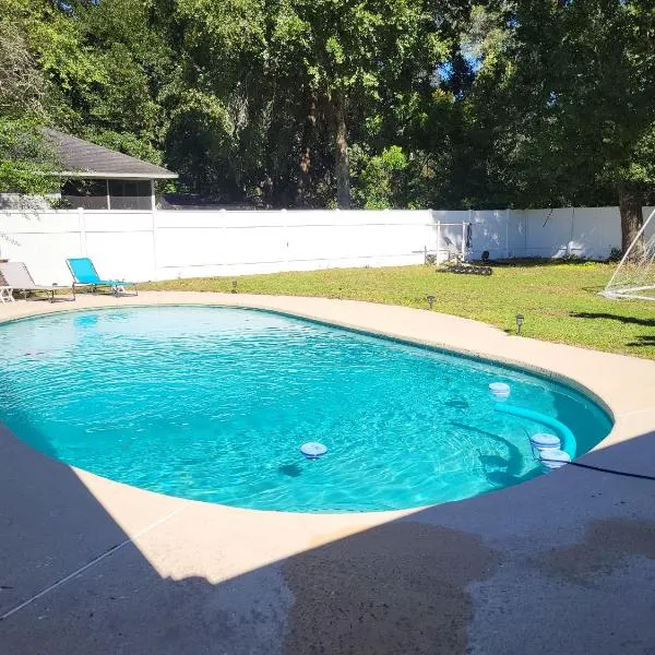 SPACIOUS POOL HOME in North FL, hotel en Starke