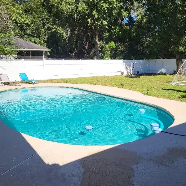 SPACIOUS POOL HOME in North FL, hotell i Starke