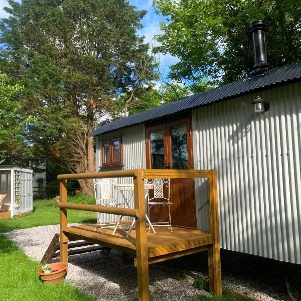 Lilliput - Delightful 1-bedroom shepherd's hut, готель у місті Холсворті