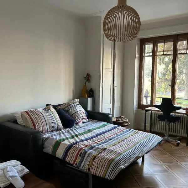 Double Bedroom & Kitchen - Perle du Lac, Geneva, hotel v Ženevě