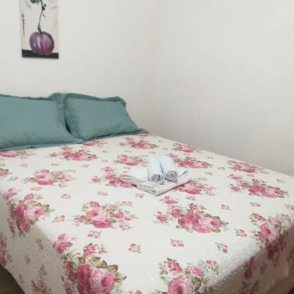 Kitnet espaçosa e bem localizada - Próximo ao lago e centro de eventos, hotel in Cascavel