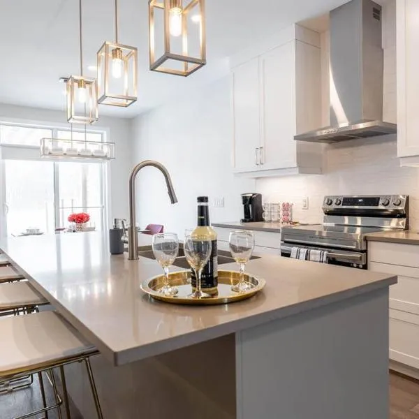 Luxury Niagara 3 Bdr Townhouse /Garage, hotel v destinaci Niagara Falls