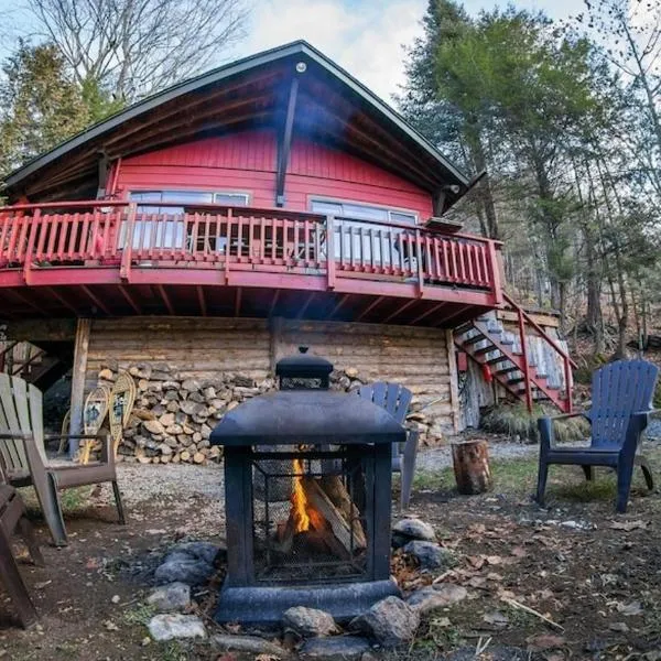 Cozy Winter Kabin + Hot Tub & Firepit, hotel in Huberdeau