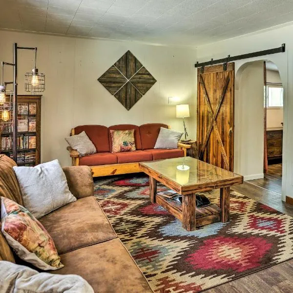 Private La Pine Cabin Rental: 30 Mi to Bend!, hotel din La Pine