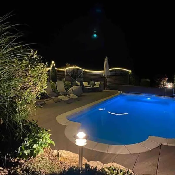 Appartement mit Alpensicht, beheiztem Pool, Garten, hotel v destinaci Heitenried