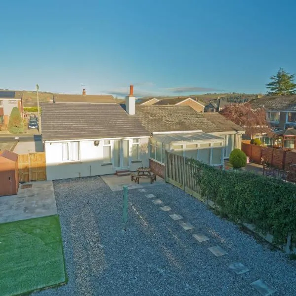 Modern, but cosy Bungalow, hotel in Queensbury