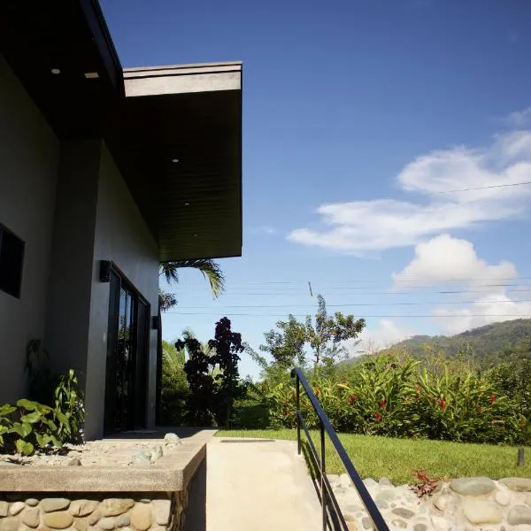 Jungle Home with King Beds -5 Minutes from the Beach, hotel v destinaci Uvita