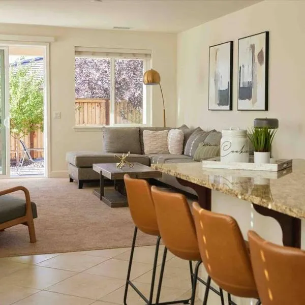 NEW Upscale House, Tahoe 30-min w/ Cal King, hotel v destinaci Steamboat