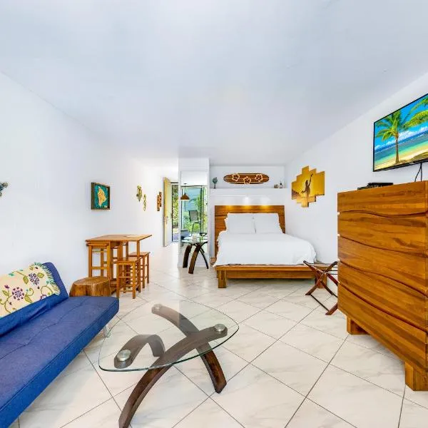 DOWNTOWN LOCATION! Hawaiian Theme Condo with Hot Tub, Pool & Beach, hotel em Kailua-Kona