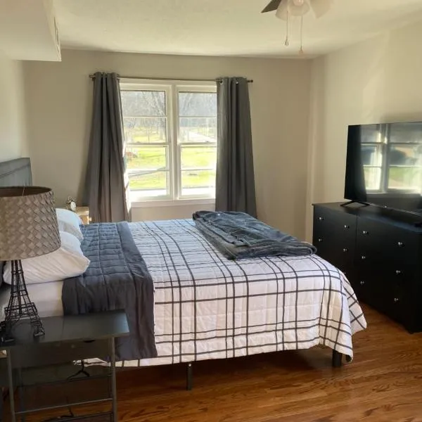 Hiker's Retreat modern 3 bedroom home with 2 baths, hotel in Travelers Rest