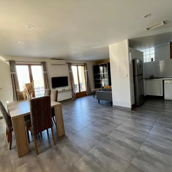 Maison spacieuse avec grand jardin et parking à 20 min de Lyon, hotel em Simandres