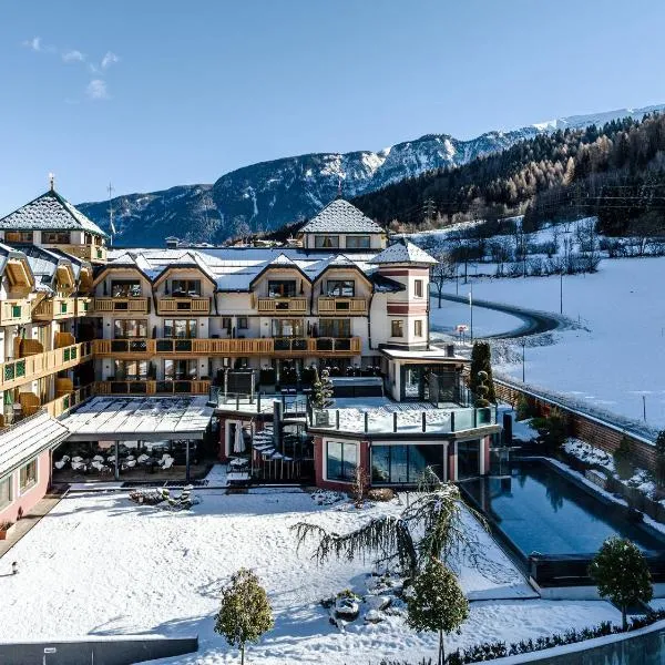 Tevini Dolomites Charming Hotel, hotel em Commezzadura