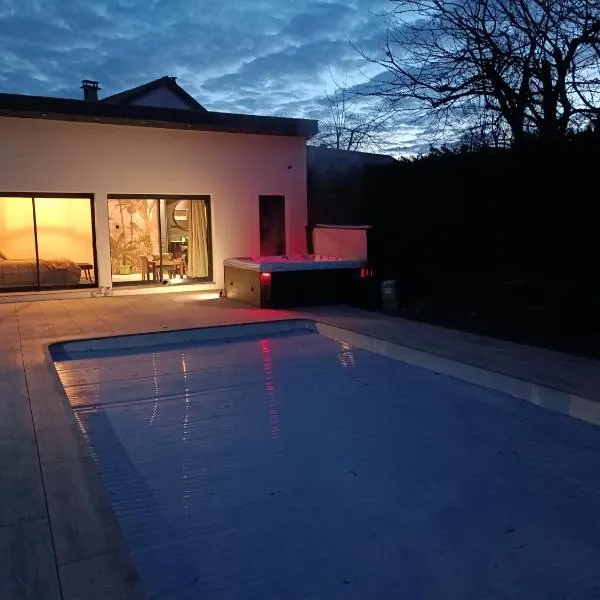 lovebirds spa, hotel v destinaci Vincey