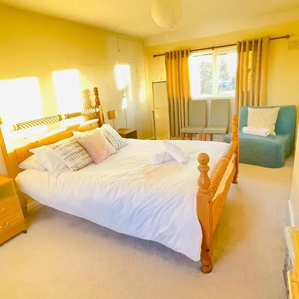 St Ives, King Bed Cosy home, parking, fast Wi Fi, hotell i St Ives