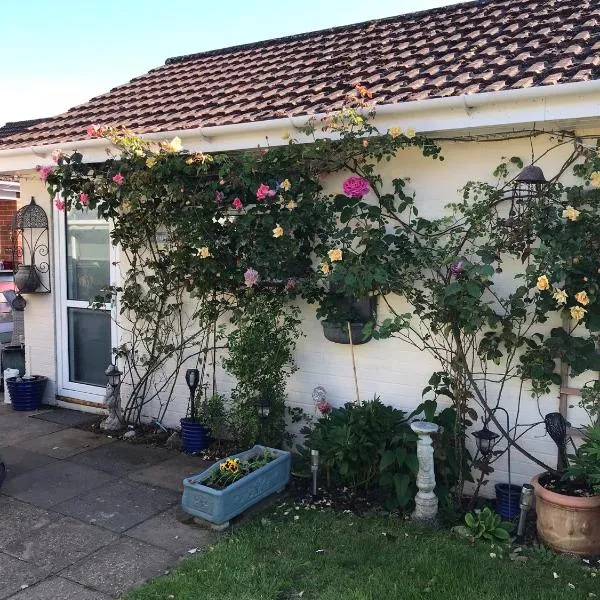 Annexe in lymington with private use of hot tub, hotel v destinaci Everton