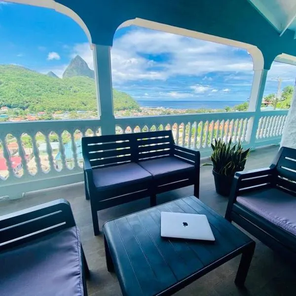 Sapphire Villa 2 - Pitons & Ocean Views + Beach: Soufrière şehrinde bir otel