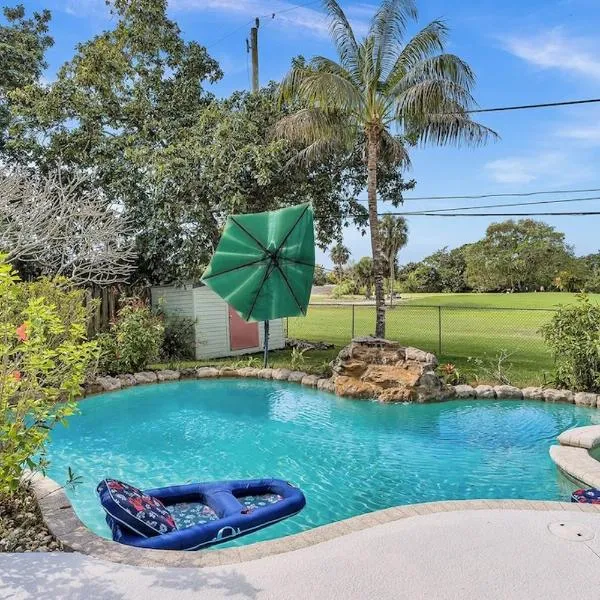 Pool Heat I Firepit and BBQ I 75"TV I Foosball I 581mbps, hotel en Cooper City