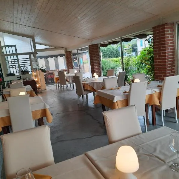 Locanda della luna rossa, hotel v destinaci Calosso
