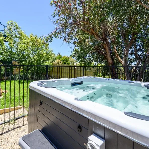 Ocean & Country Views, Spa, Pets Welcome, Fireplace - Your Ocean Oasis 10 minutes to Phillip Island, hotel in Kilcunda