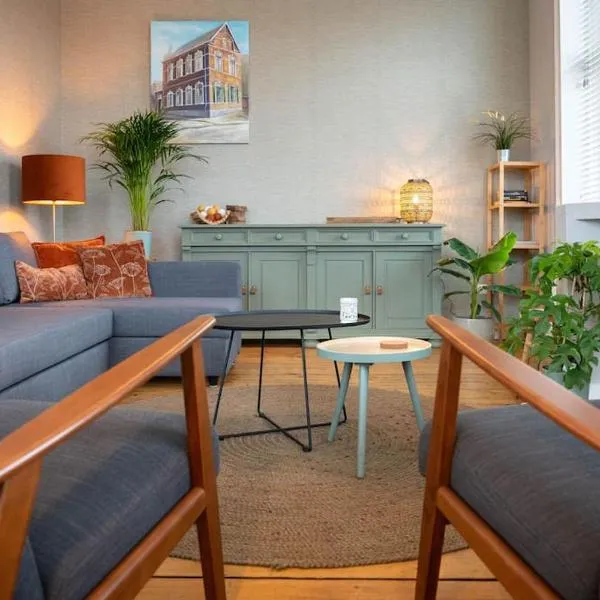 Sfeervol verblijf in oude gemeentehuis Eenrum., hotel v destinaci Eenrum