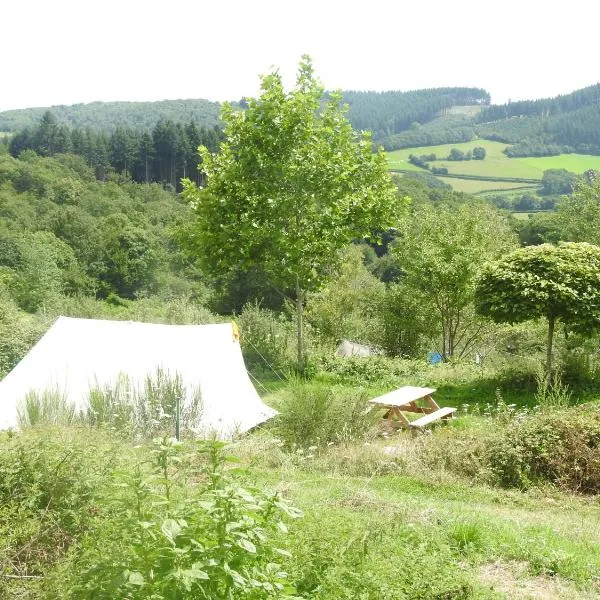 Camping La Forêt du Morvan, hotelli kohteessa Glux