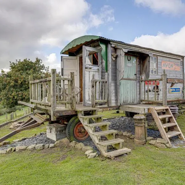 Glamping Wagon - 1 x Double Bed 2 x Single Bed, hotel in Scarborough