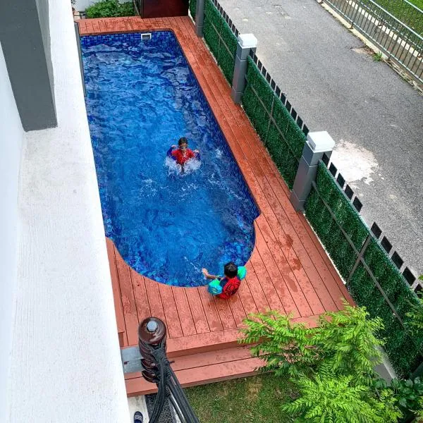 A home with private pool, Kebun Kecil, viešbutis mieste Tangga Batu