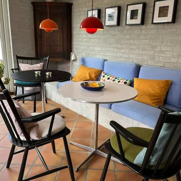 Skønne værelser med adgang til pejsestue og have, hotel in Risskov