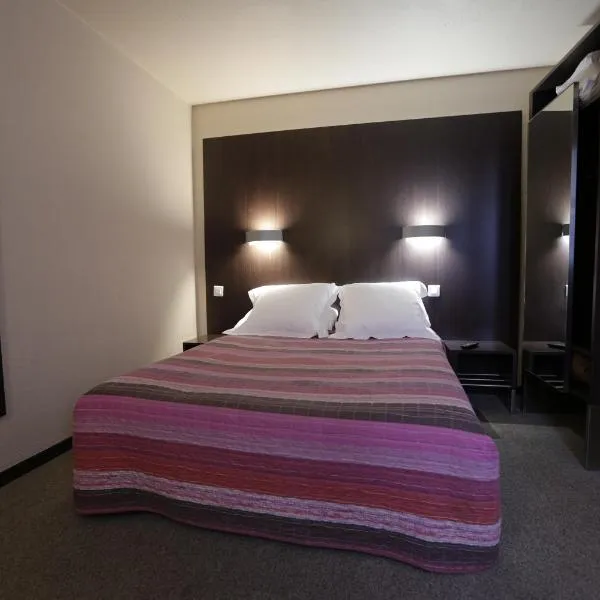 Hôtel Au Petit Caporal, hotel v destinaci Maisons-Alfort