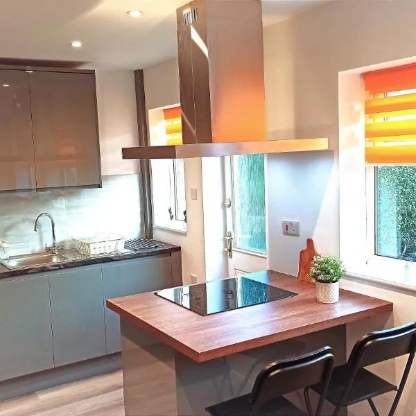 Stunning 3 bed House sleeps 5-6, WiFi, OFF Street Parking in Nottingham close to M1, hotel in Nottingham