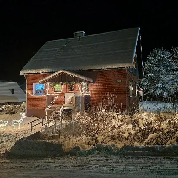 Cozy house in heart of Swedish Lapland, hotel v destinaci Vuollerim