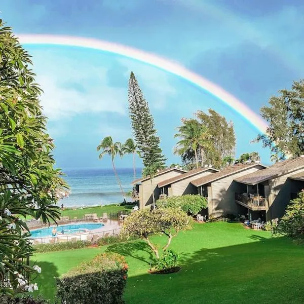 Coral Cove-Poolside Condo and Panoramic Ocean View, hotel en Kahana