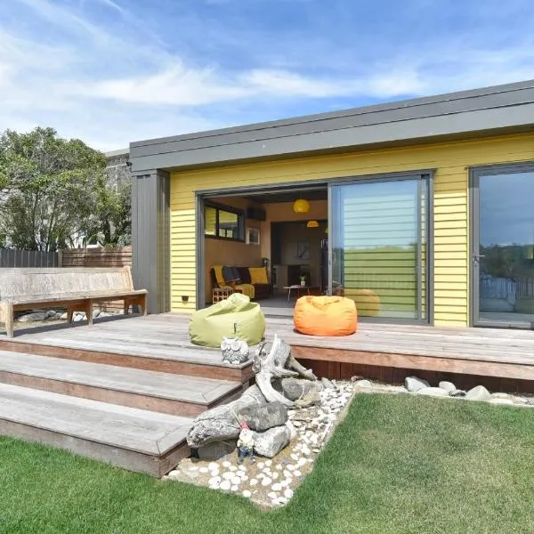 Beachfront Bach - Christchurch Holiday Homes, hotel in Christchurch