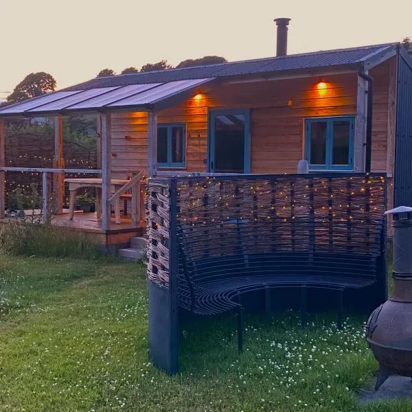 Dôl Swynol Glamping Luxury cabin with outdoor bath, hotel in Aberystwyth