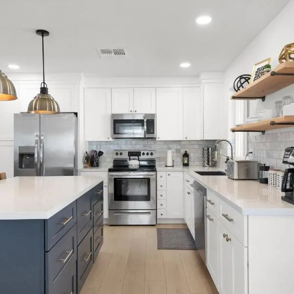 Modern Home with Pool Near ASU & Scottsdale, hotel v destinaci Tempe