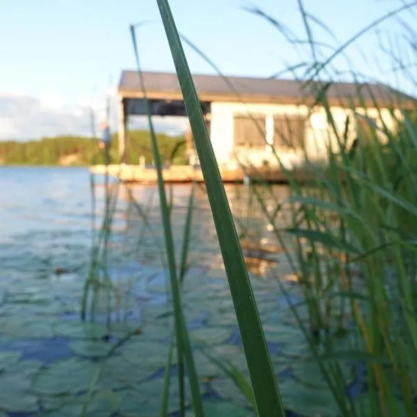 Houseboat "Upes Nams", hotel v destinaci Varkaļi