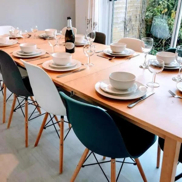 Spacious 5-Bedroom Home with Garden & Parking Near Station, hotel em Coventry