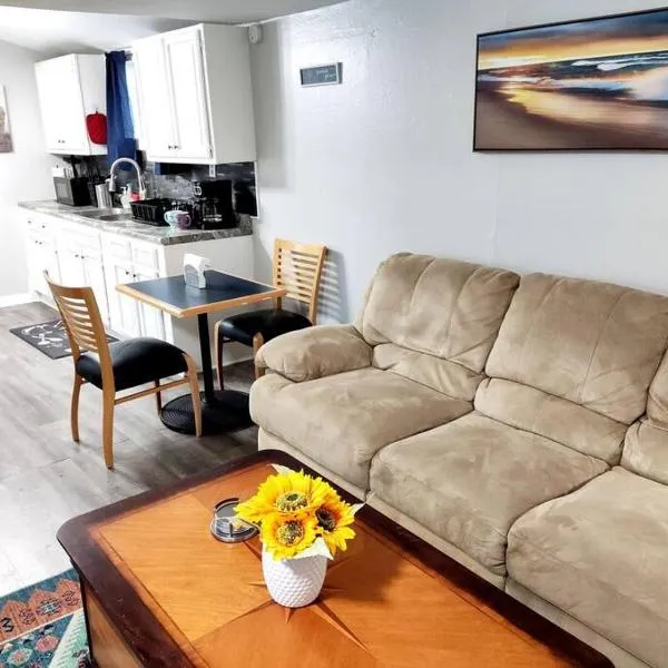 Lovely Two Bedroom Home- Close to DT Greenfield, hotel em Greenfield