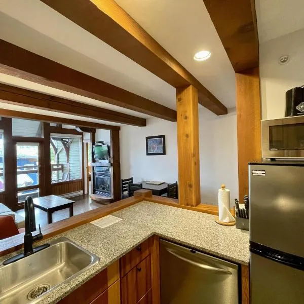 Great Condo In Excellent Location - Waterfront Building - Seaside, hotel v destinaci Ucluelet