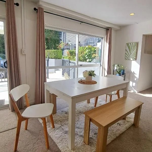 family friendly 3BR flat - 3min walk to the beach - self contained, hotel ad Auckland