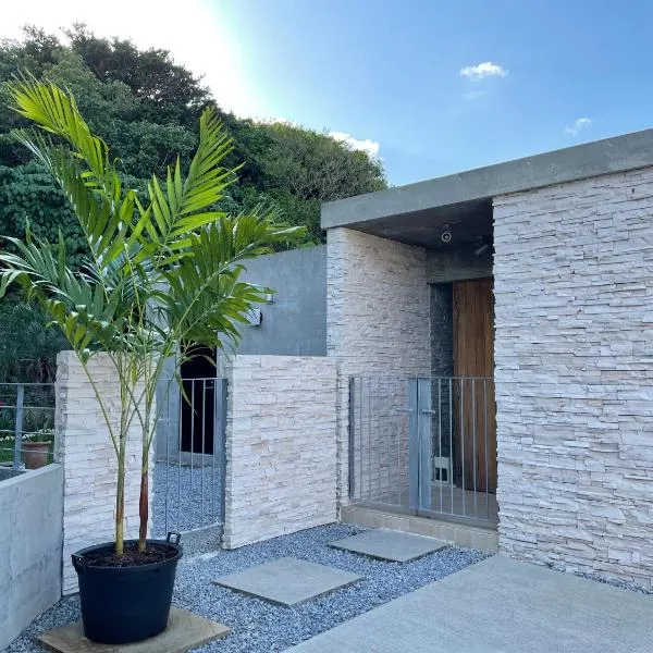 ビーチ目の前プライベートヴィラ KafuwaNanjo, hotel in Azama